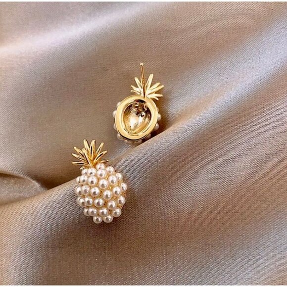 Chic Pearl Pineapple Stud Earrings - Picture 3 of 4
